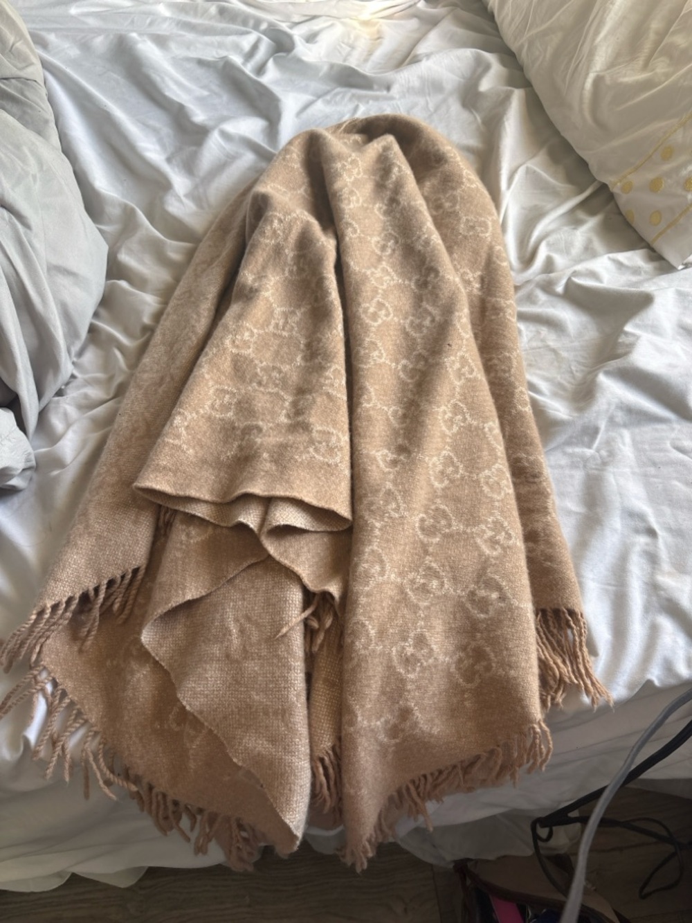Gucci Tan & Brown Signature Logo Blanket Scarf - Picture 2 of 3